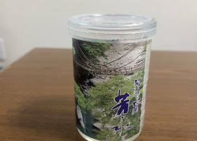 芳水のラベルと瓶 2