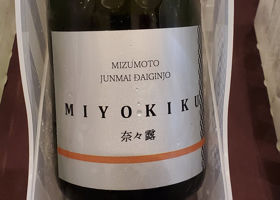御代菊のラベルと瓶 3